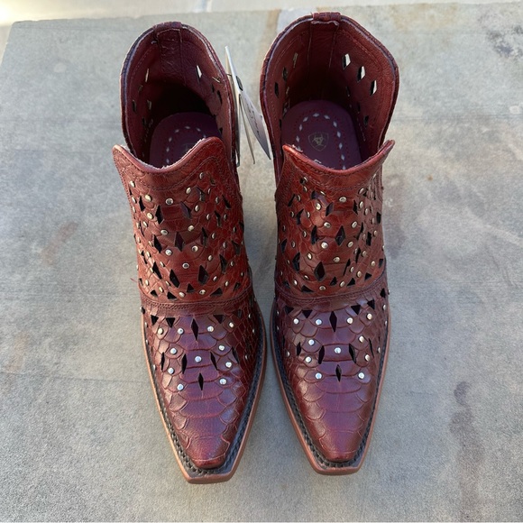 Ariat Dixon Studded Ankle Boots Red Snake Western Cowgirl Size 6.5 NIB - Picture 3 of 13